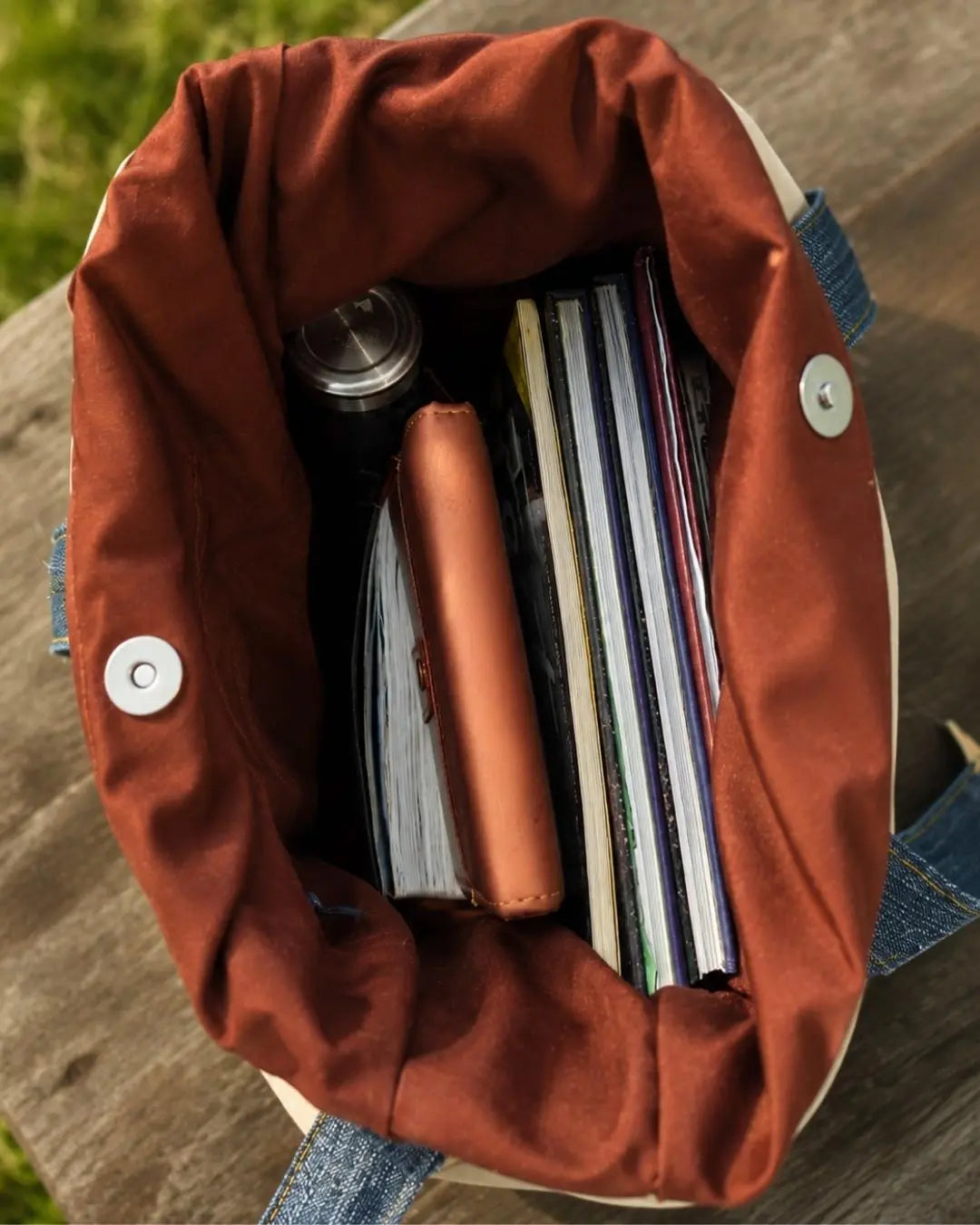 A spacious inner compartment with a zipped pocket to keep smaller essentials organised and within easy reach.
